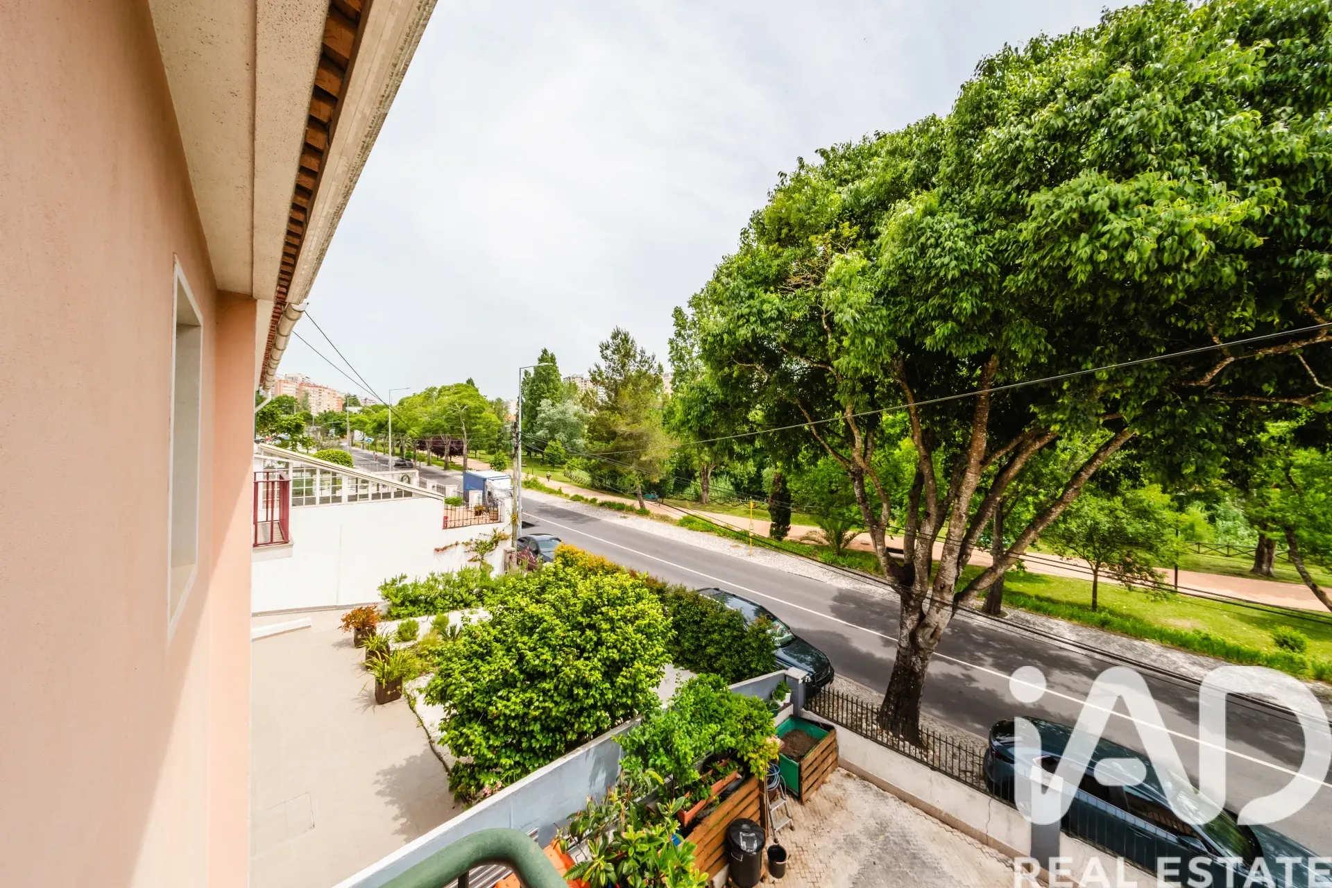Spacious 1970s Family Home with Garden and Garage in Queluz, Lisbon - View image 25 of 38