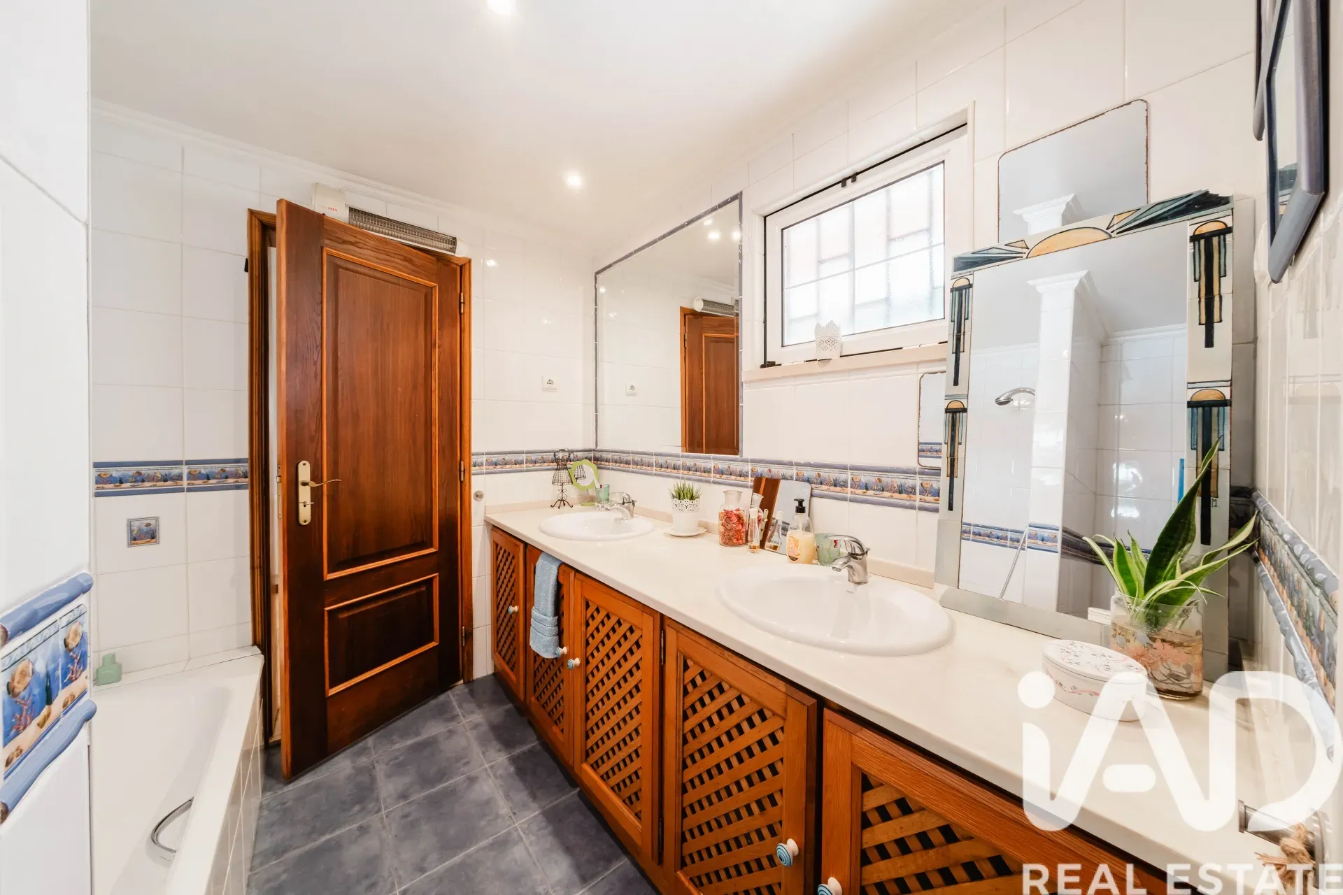 Spacious 1970s Family Home with Garden and Garage in Queluz, Lisbon - View image 27 of 38