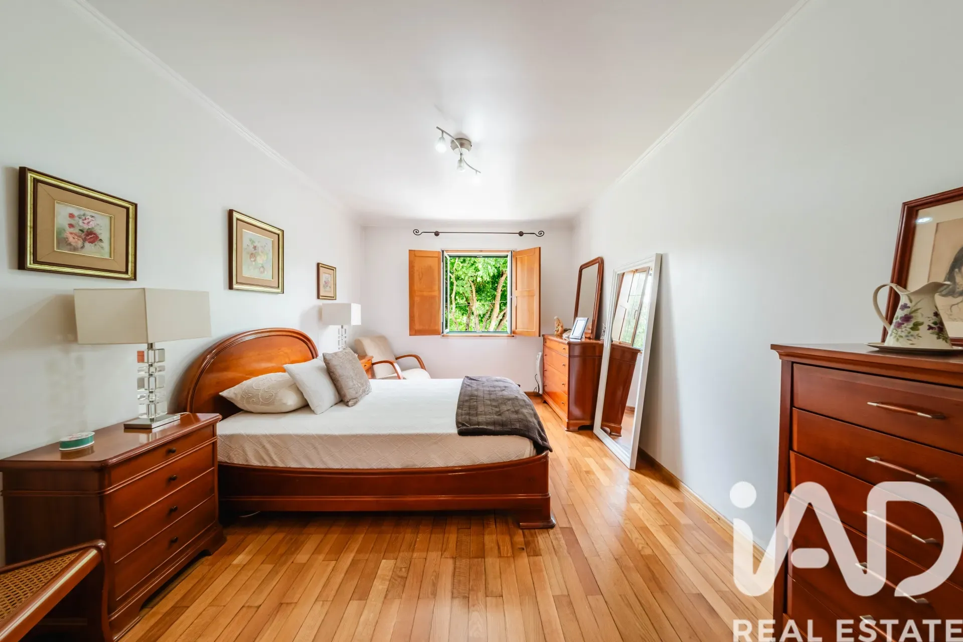 Spacious 1970s Family Home with Garden and Garage in Queluz, Lisbon - View image 29 of 38