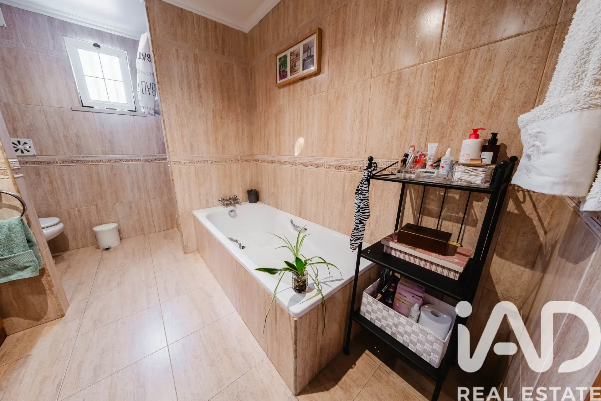 Spacious 1970s Family Home with Garden and Garage in Queluz, Lisbon - View image 31 of 38