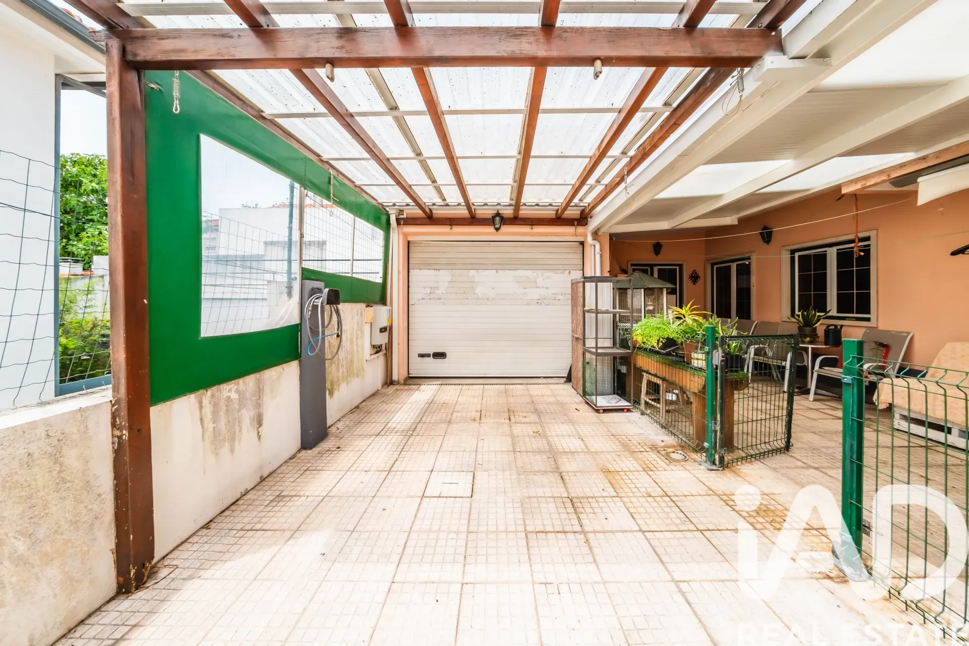 Spacious 1970s Family Home with Garden and Garage in Queluz, Lisbon - View image 34 of 38