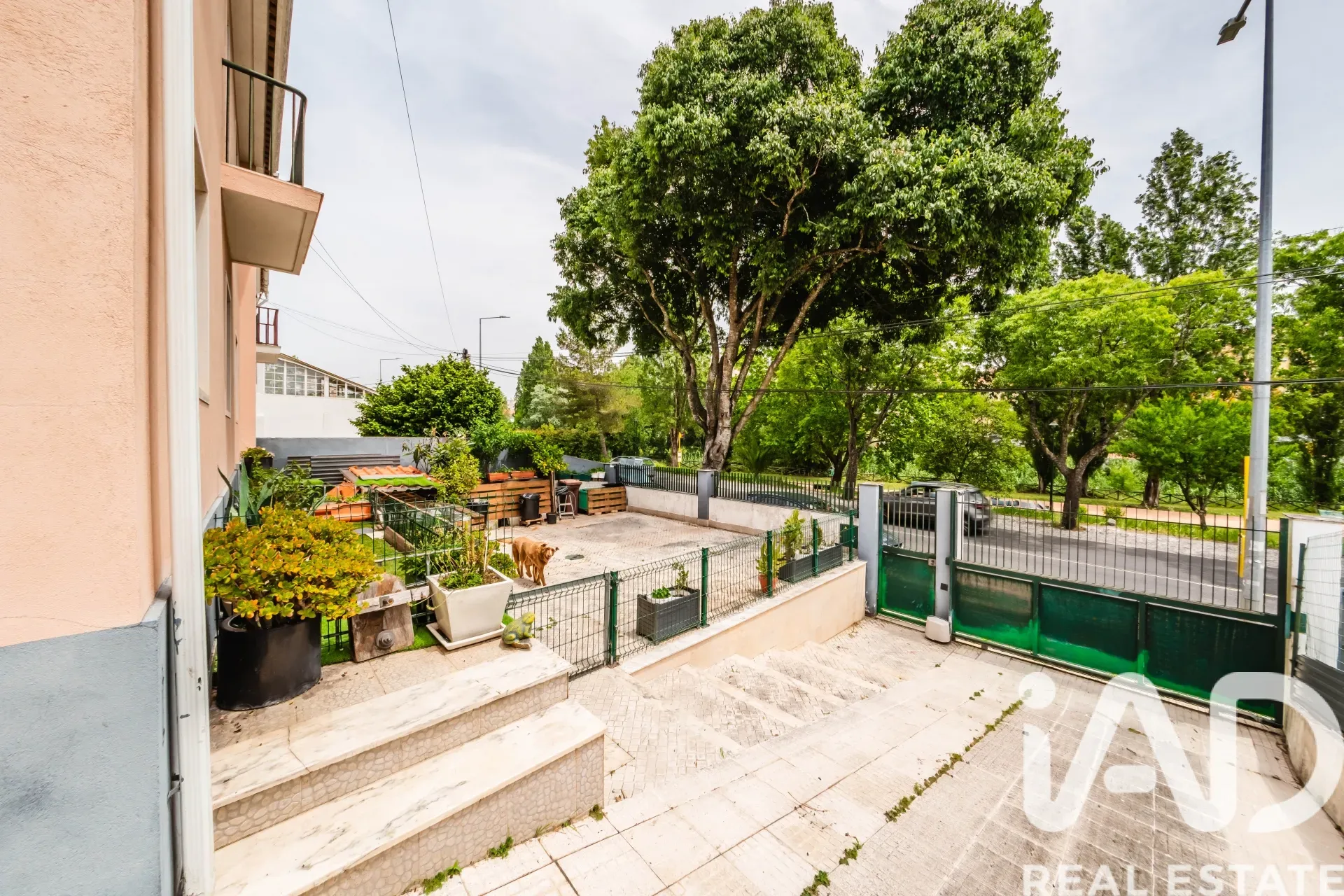 Spacious 1970s Family Home with Garden and Garage in Queluz, Lisbon - View image 35 of 38