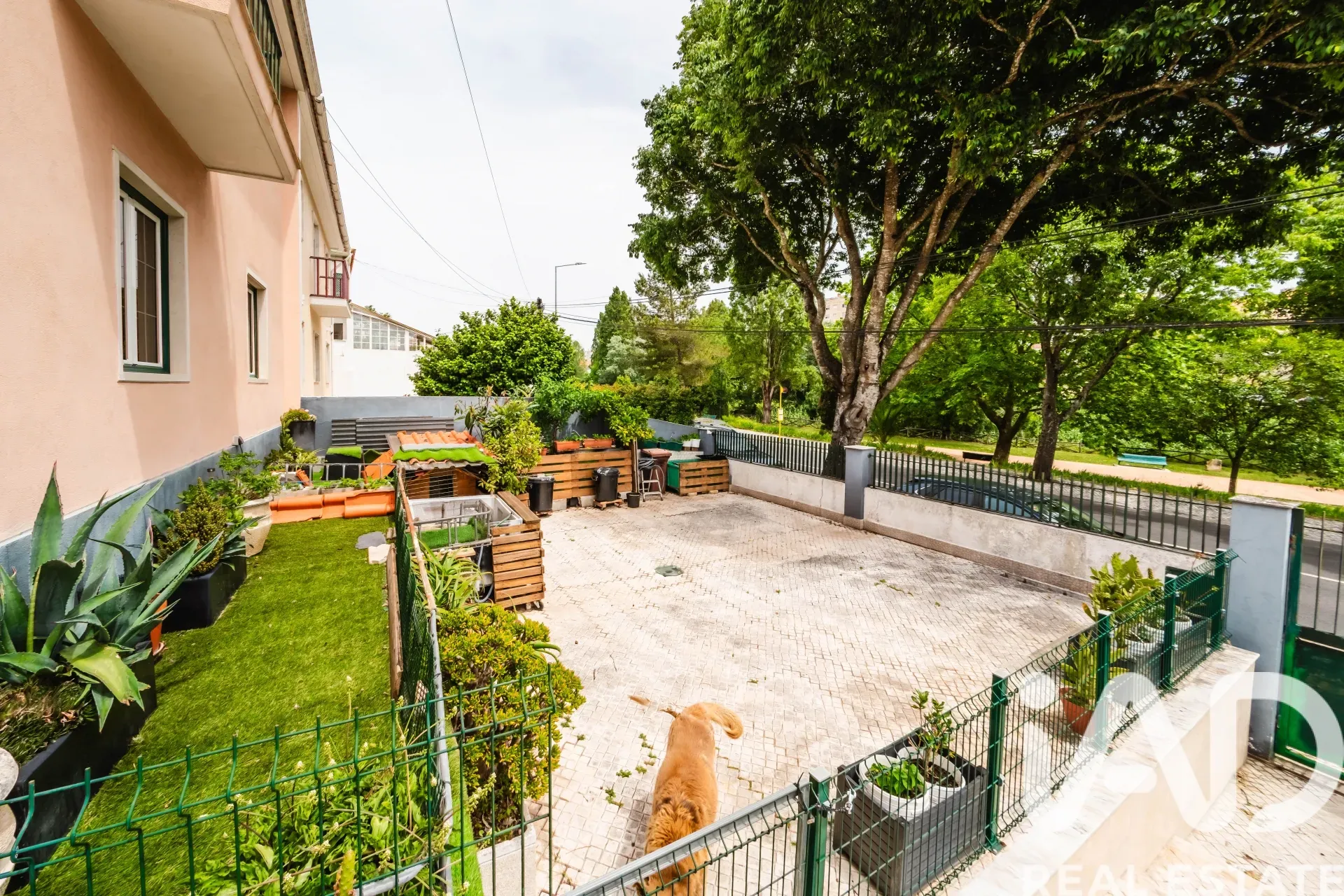 Spacious 1970s Family Home with Garden and Garage in Queluz, Lisbon - View image 36 of 38