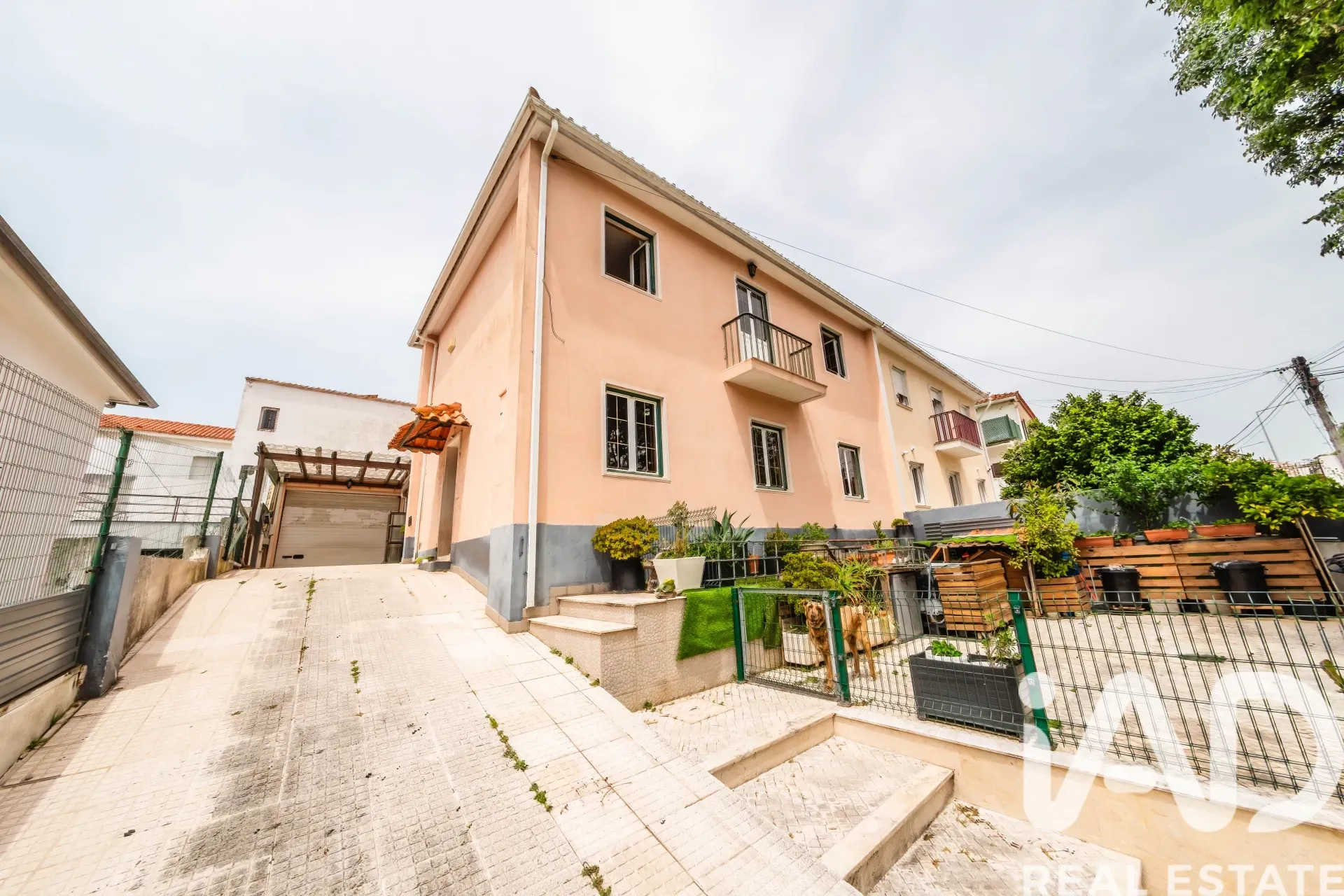 Spacious 1970s Family Home with Garden and Garage in Queluz, Lisbon - View image 37 of 38