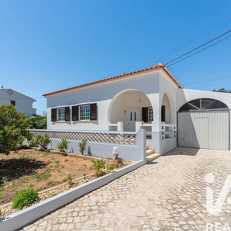 1970s Boliqueime House with Garden and Parking Near Algarve Coast