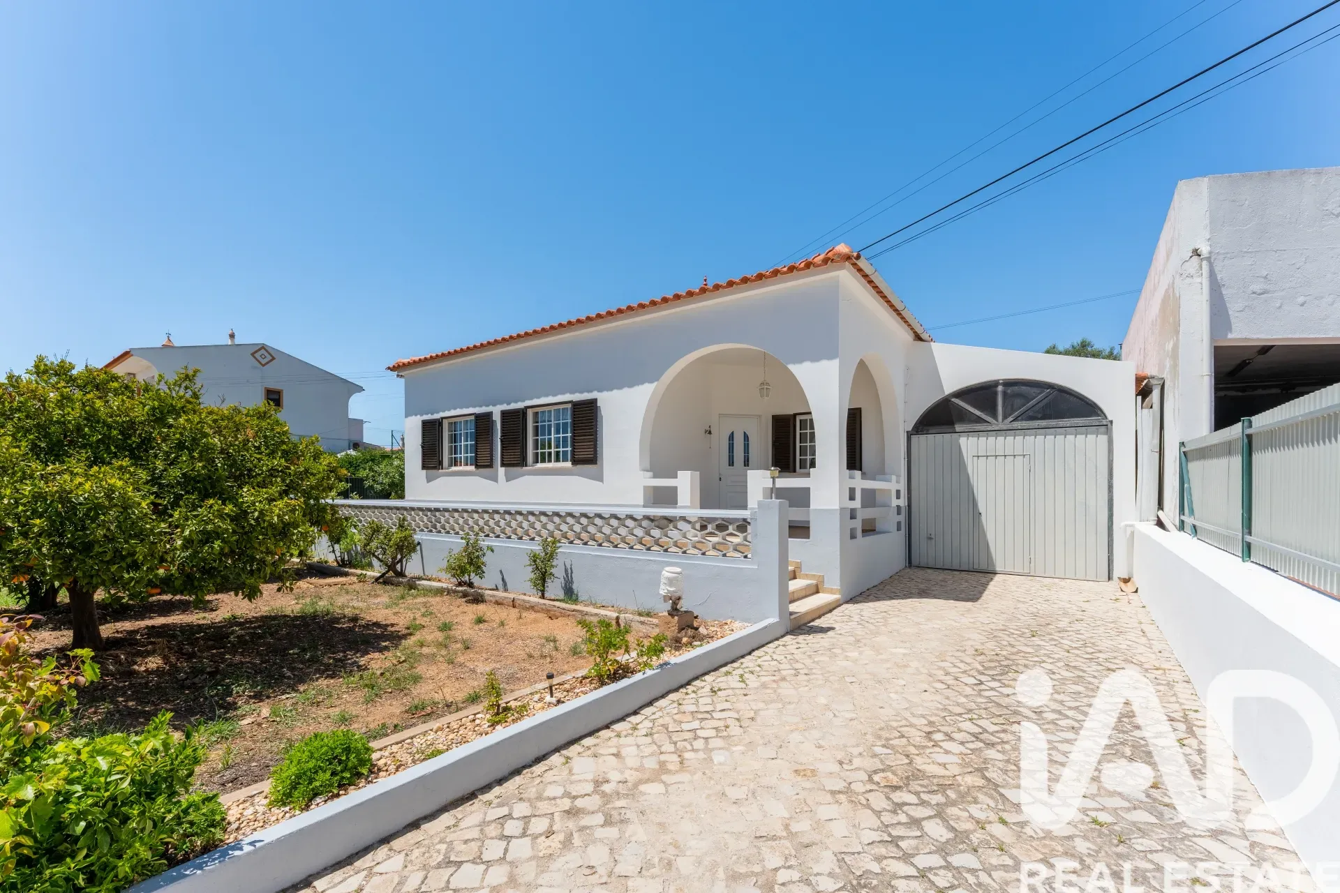 1970s Boliqueime House with Garden and Parking Near Algarve Coast - Image 1