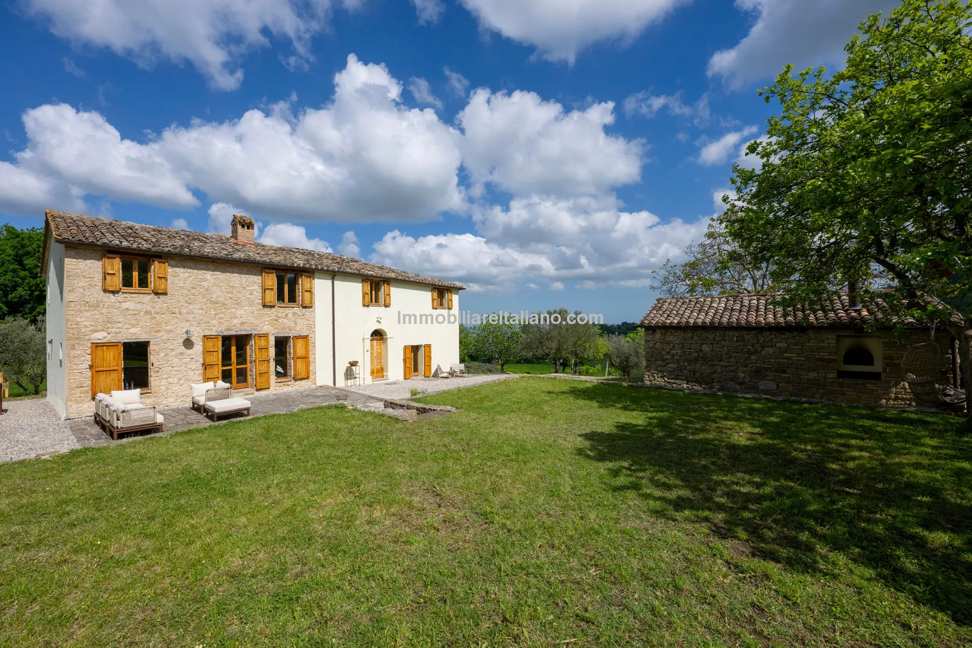 Italian Country House with Pool in Cingoli's Scenic Countryside - Image 2