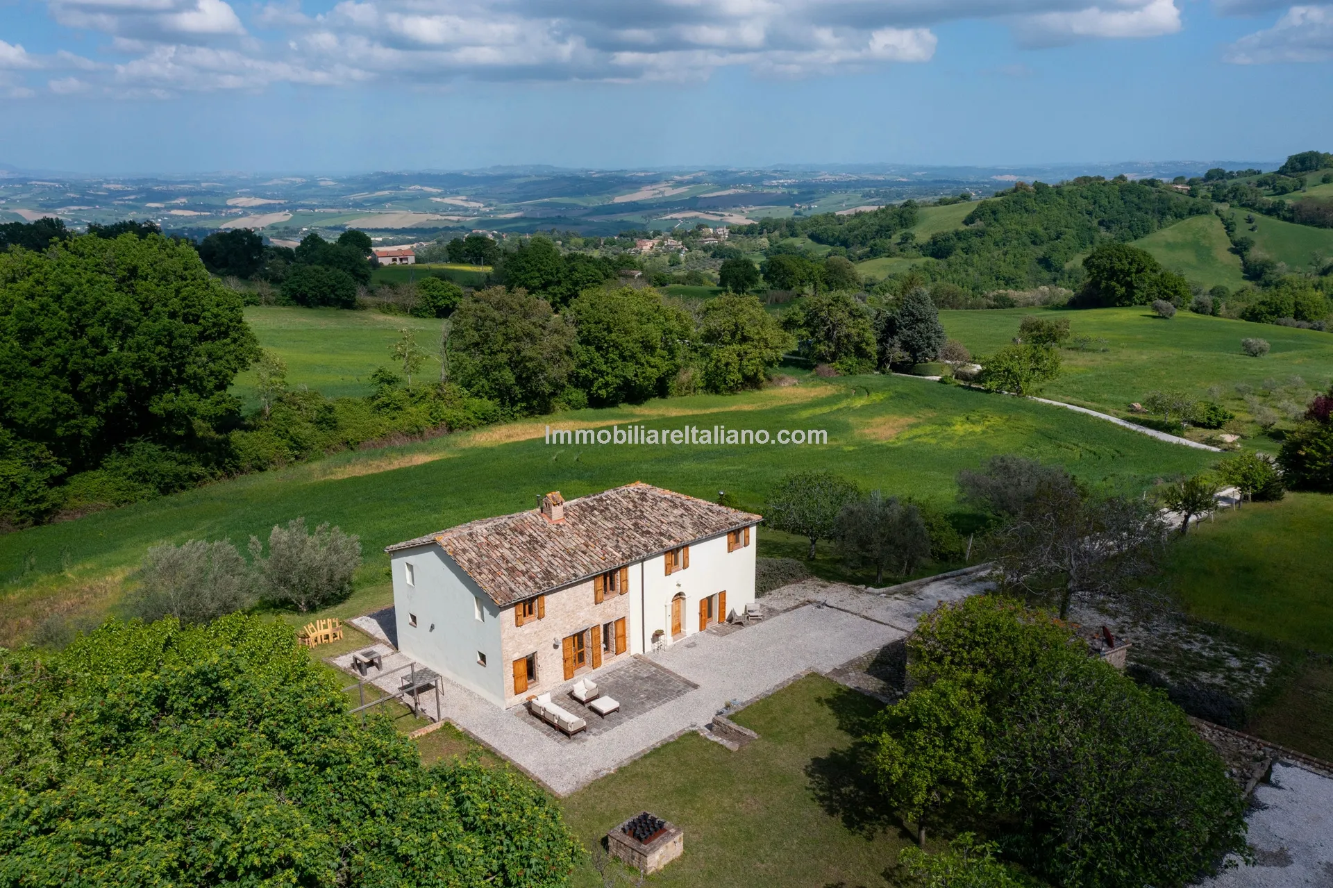 Italian Country House with Pool in Cingoli's Scenic Countryside - Image 3