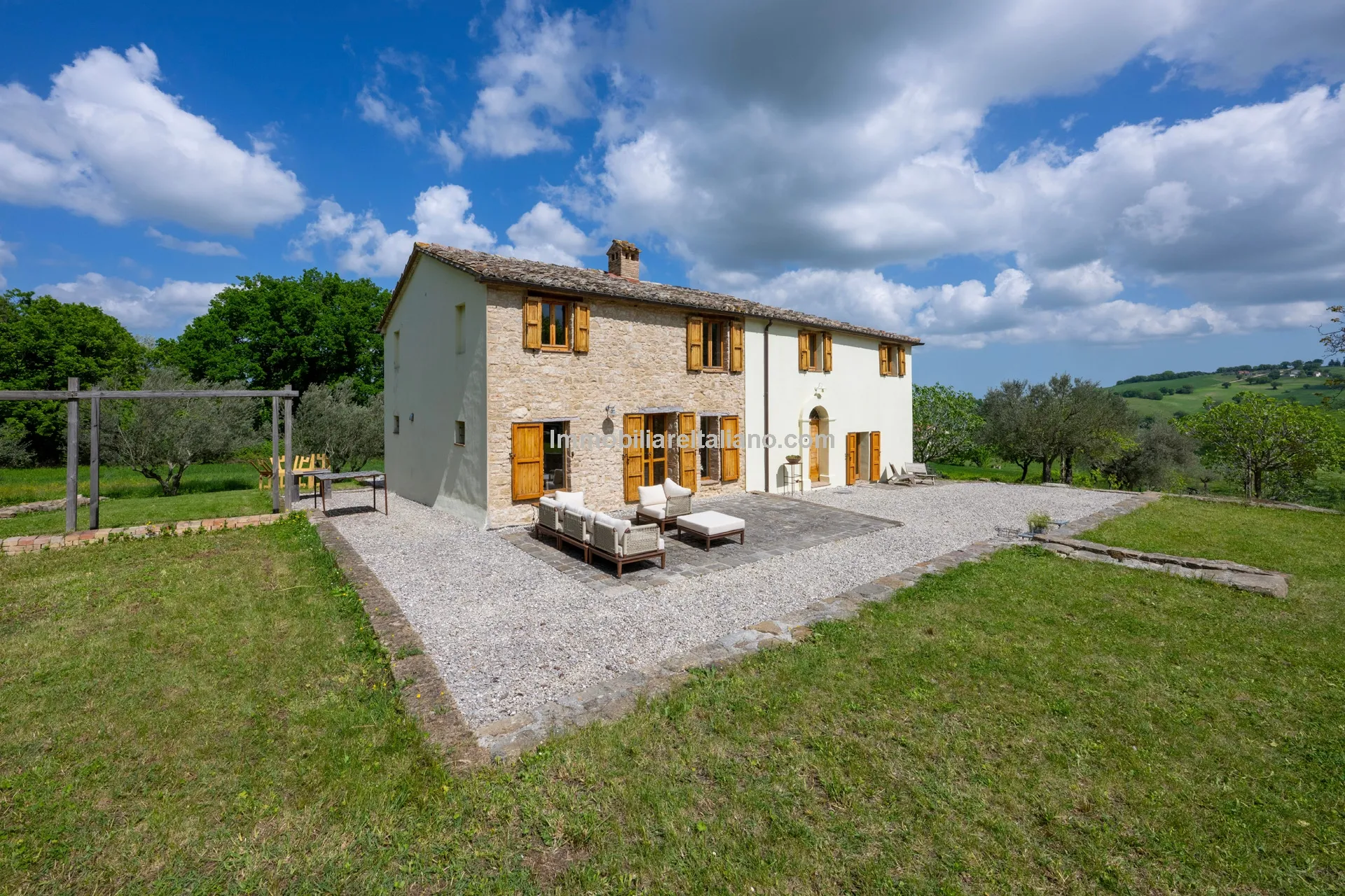 Italian Country House with Pool in Cingoli's Scenic Countryside - Image 4