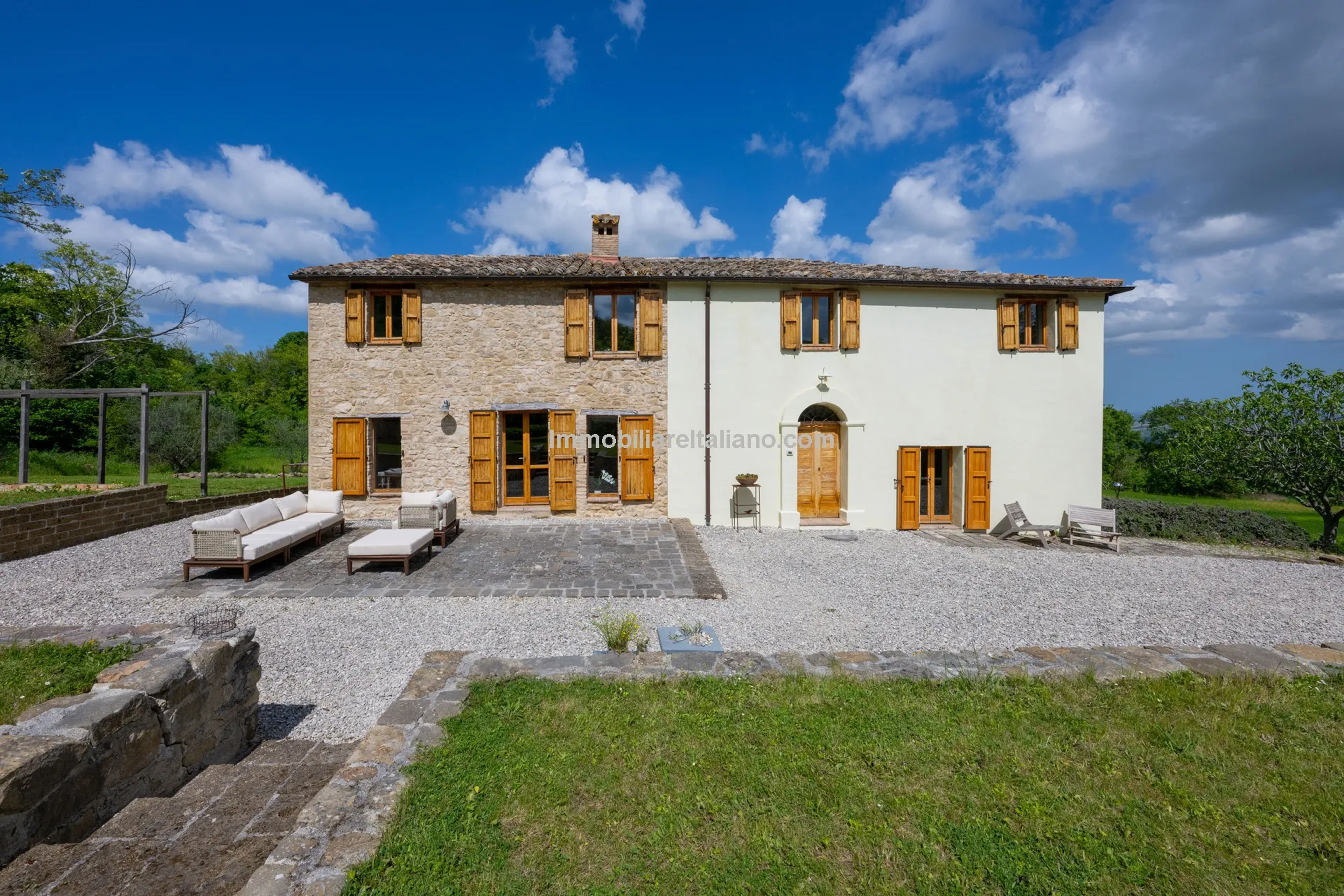 Italian Country House with Pool in Cingoli's Scenic Countryside - Image 5