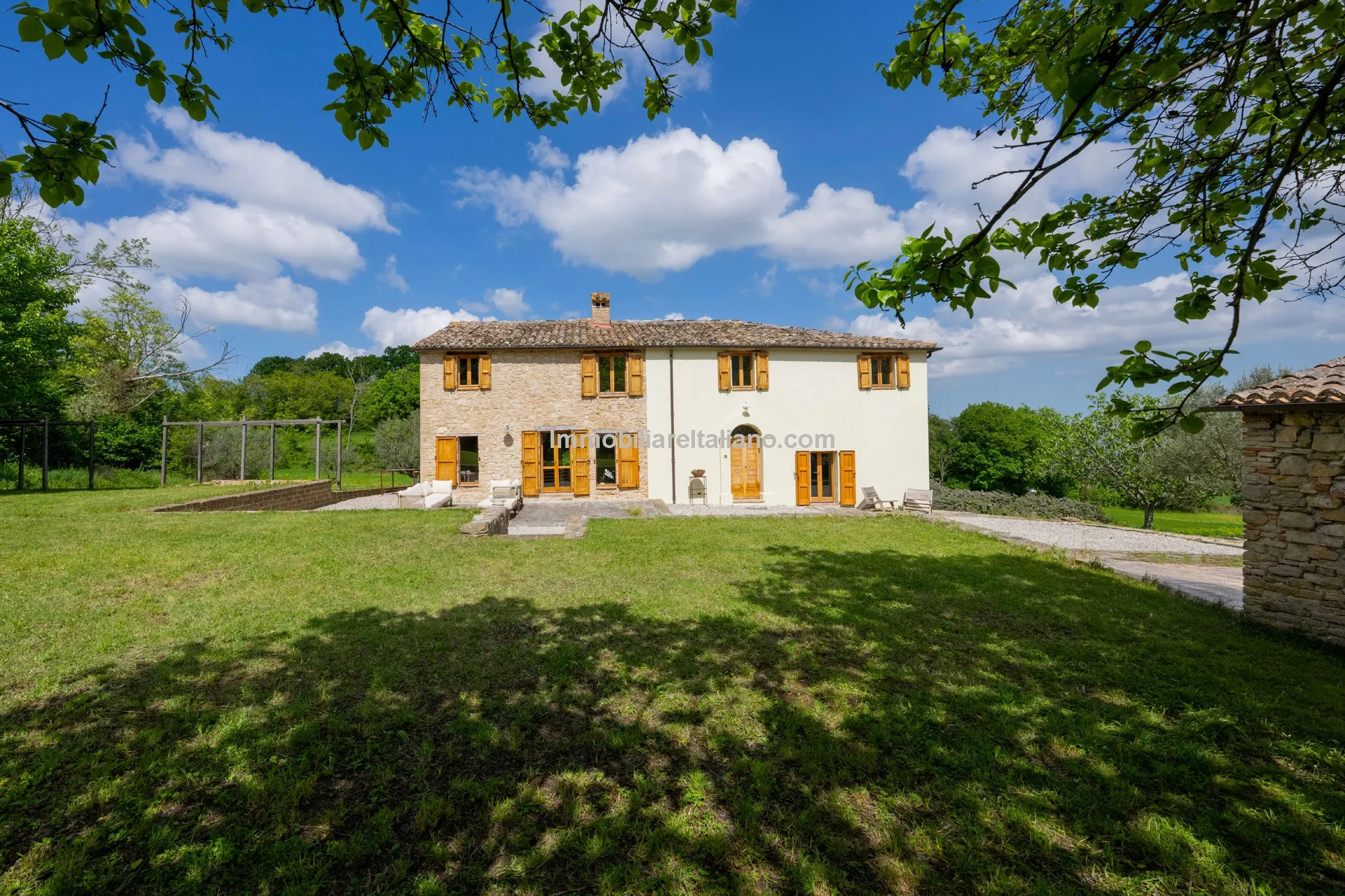 Italian Country House with Pool in Cingoli's Scenic Countryside - View image 8 of 38