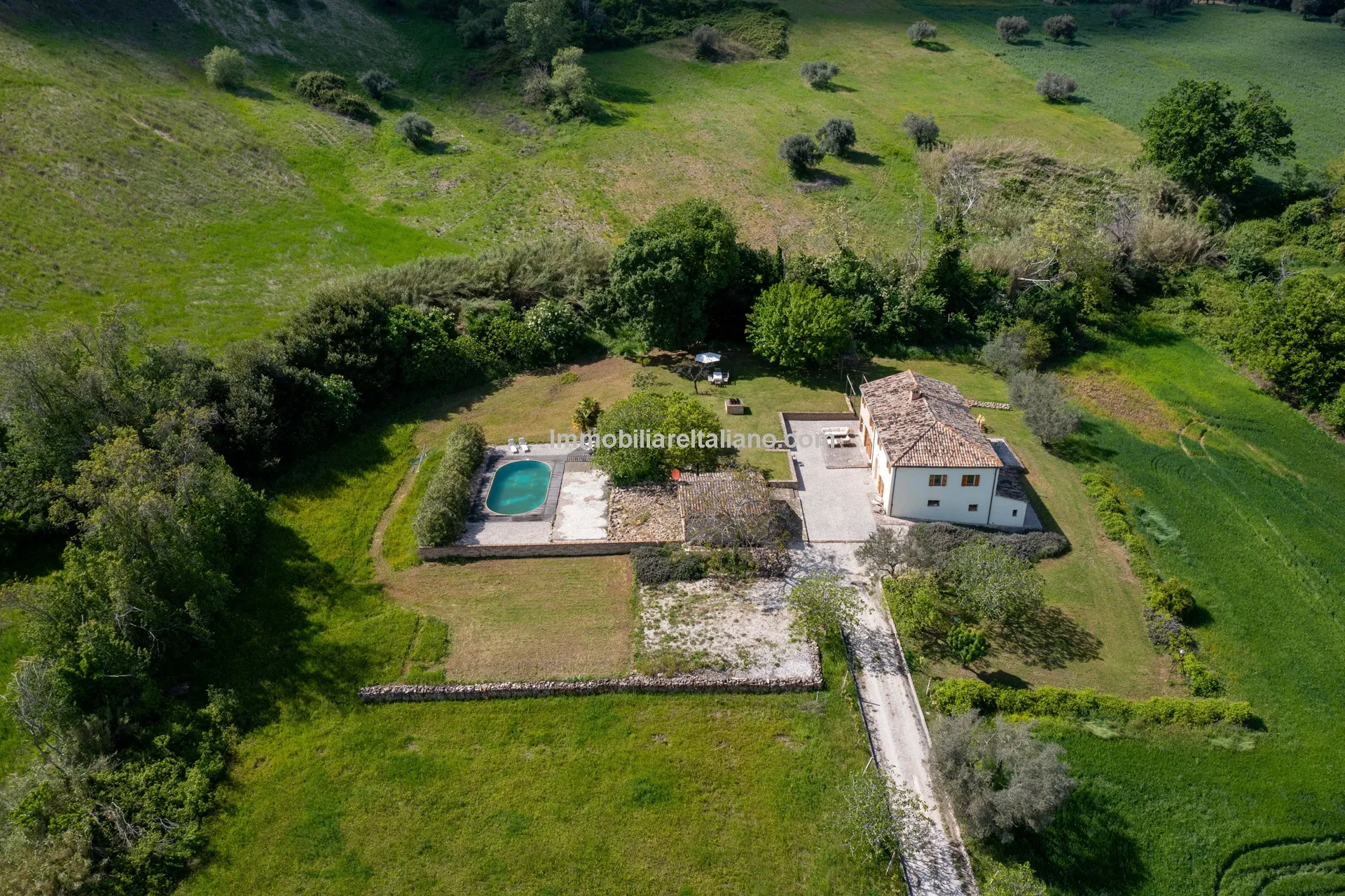 Italian Country House with Pool in Cingoli's Scenic Countryside - View image 12 of 38