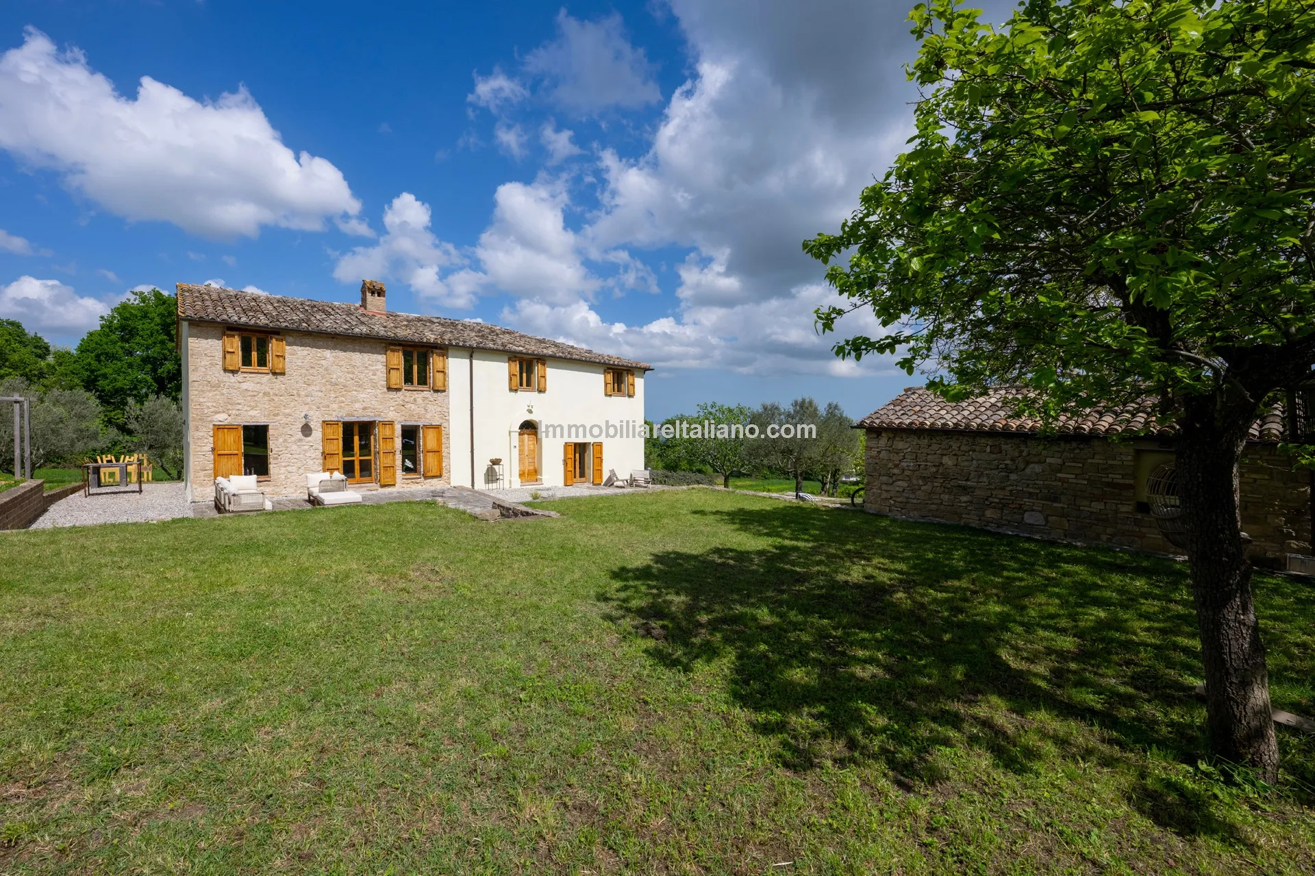 Italian Country House with Pool in Cingoli's Scenic Countryside - View image 17 of 38