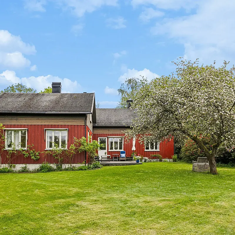 1840s Norwegian House with Expansive Grounds and 7 Bedrooms in Grimstad