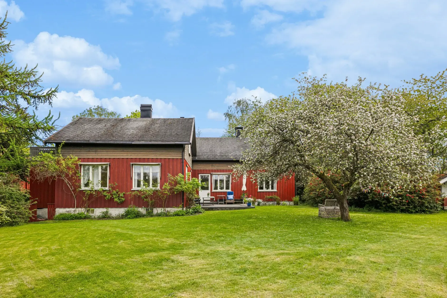 1840s Norwegian House with Expansive Grounds and 7 Bedrooms in Grimstad - Image 1