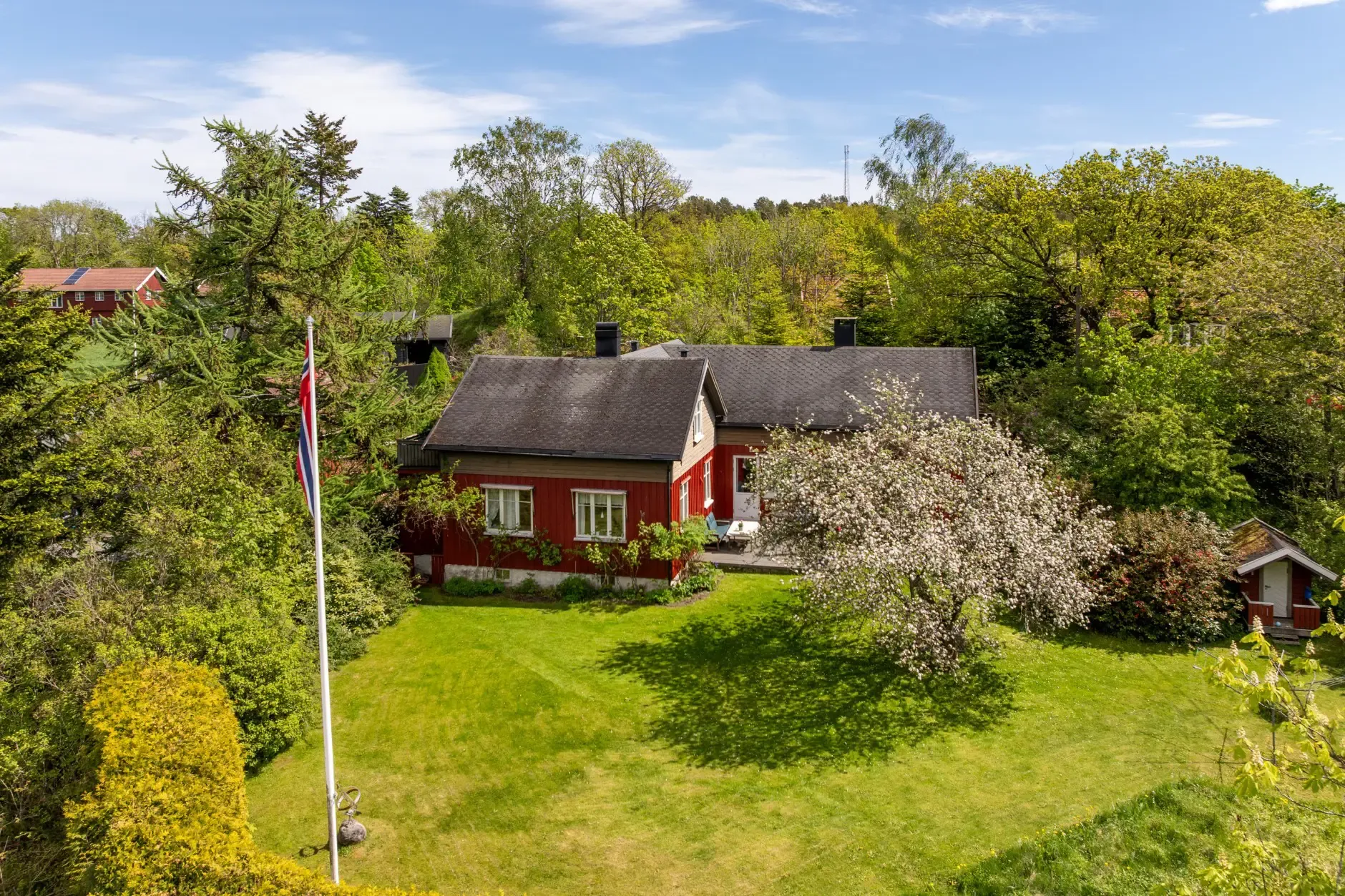 1840s Norwegian House with Expansive Grounds and 7 Bedrooms in Grimstad - Image 2