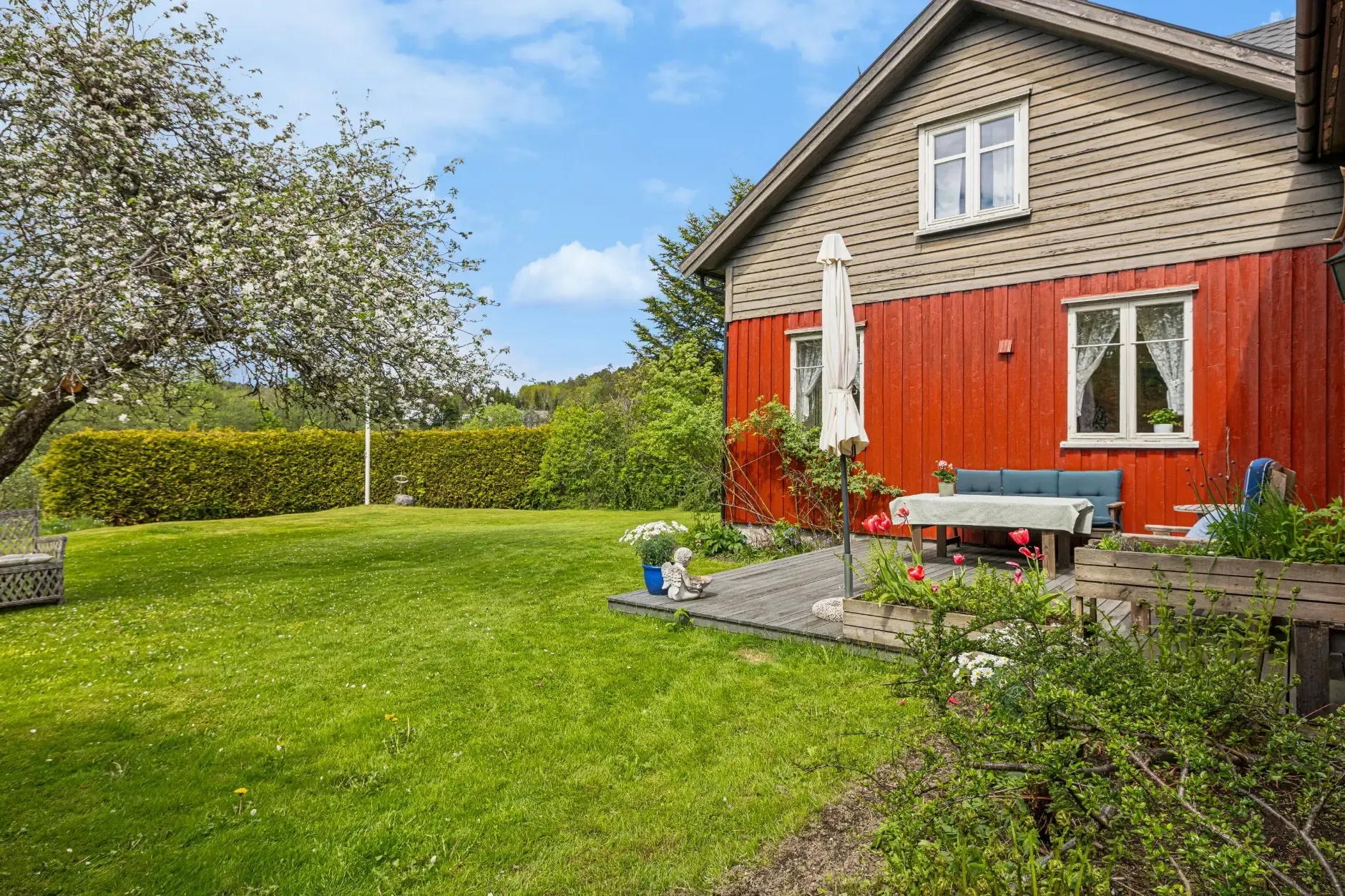 1840s Norwegian House with Expansive Grounds and 7 Bedrooms in Grimstad - Image 3