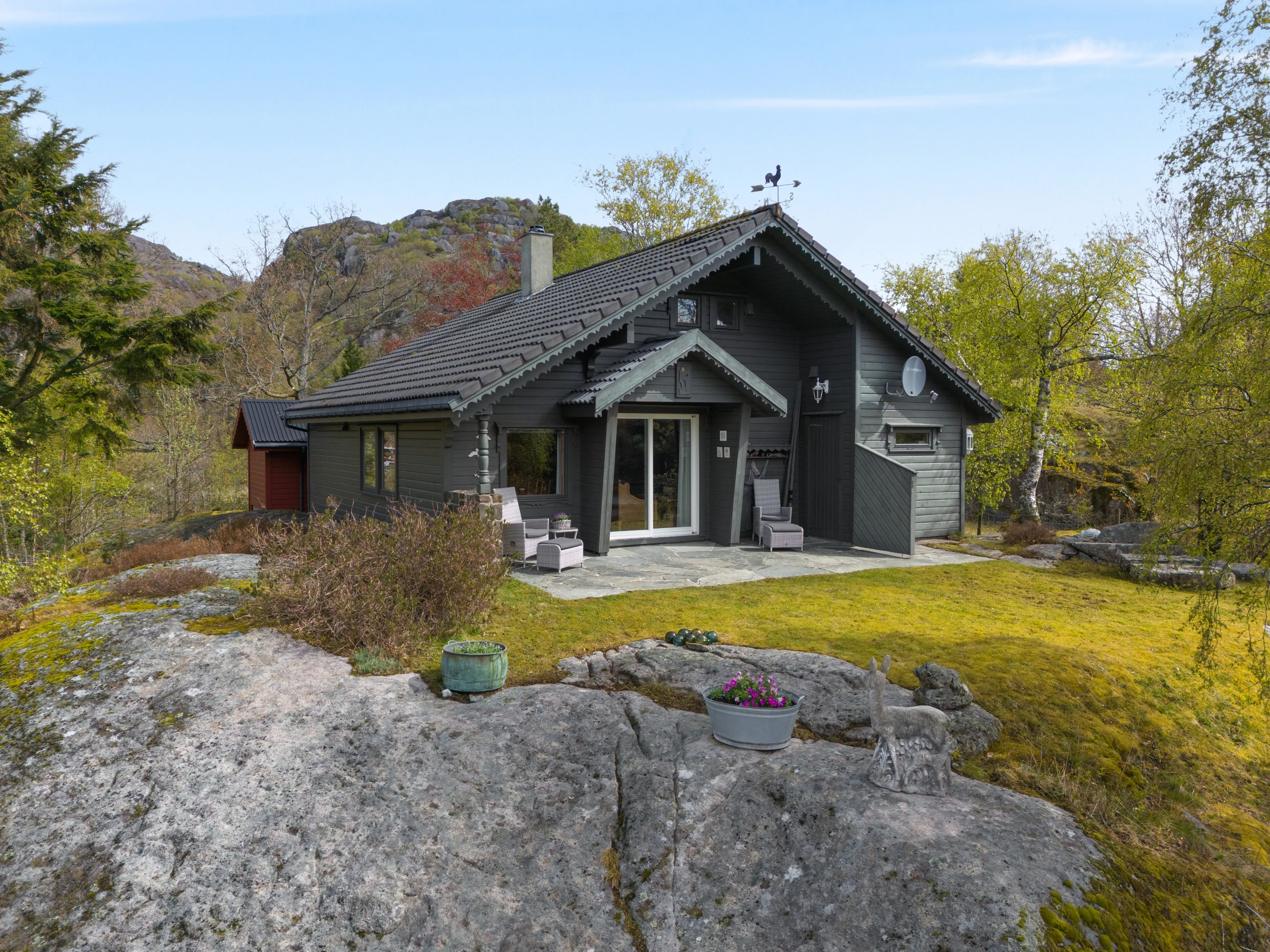 1990 Coastal Retreat in Hauge i Dalane with Garden and Terrace - Image 2