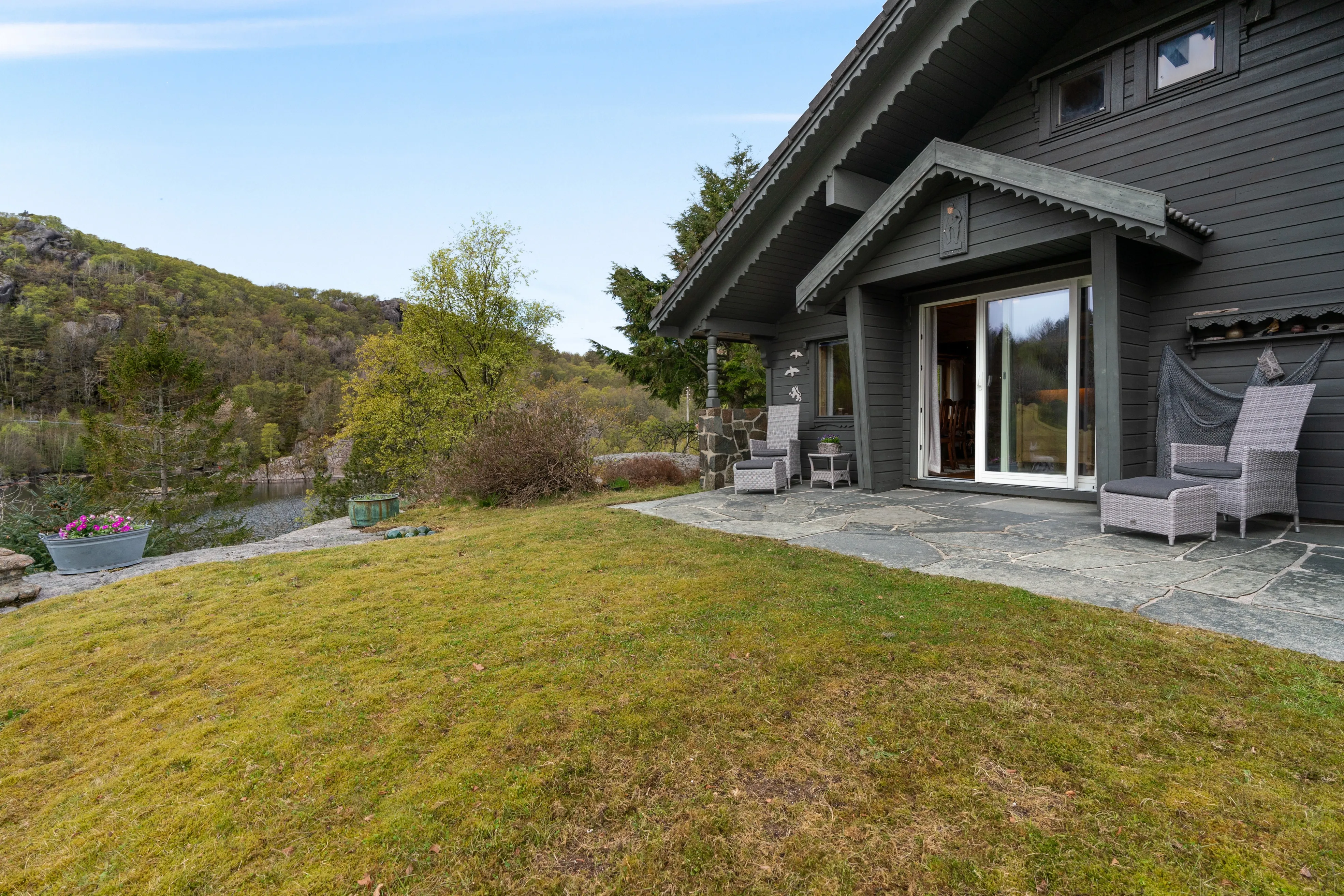 1990 Coastal Retreat in Hauge i Dalane with Garden and Terrace - Image 4