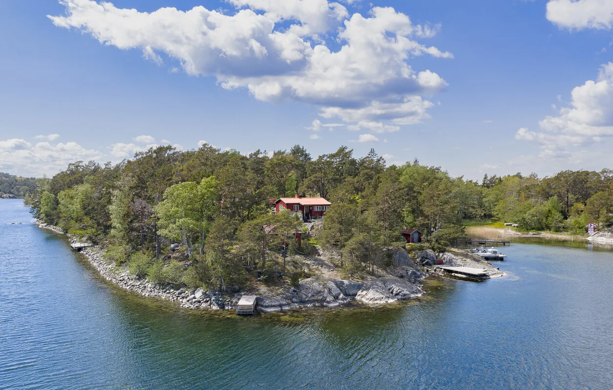 1960s Swedish Chalet on Expansive Island Lot with Garden and Parking - Image 1