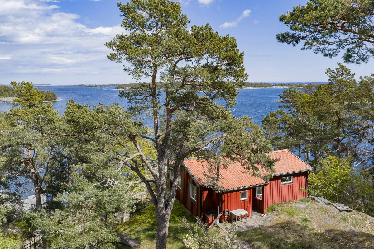 1960s Swedish Chalet on Expansive Island Lot with Garden and Parking - Image 2