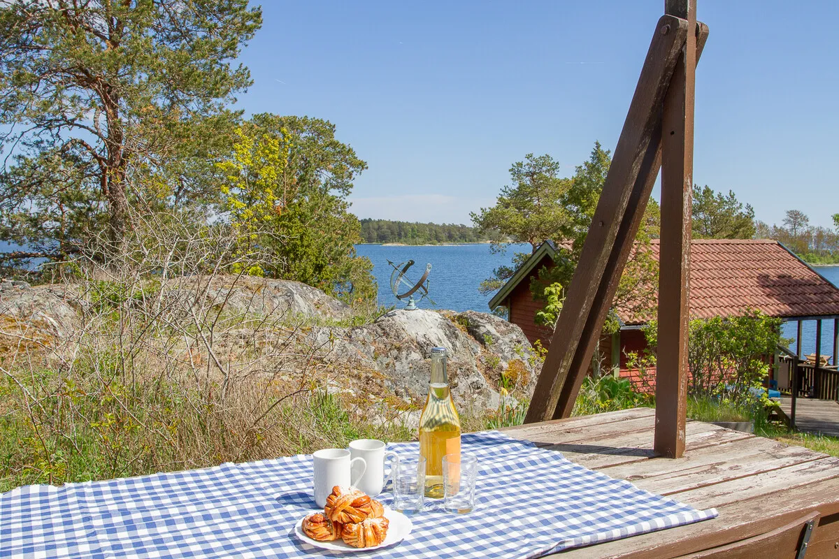 1960s Swedish Chalet on Expansive Island Lot with Garden and Parking - Image 3