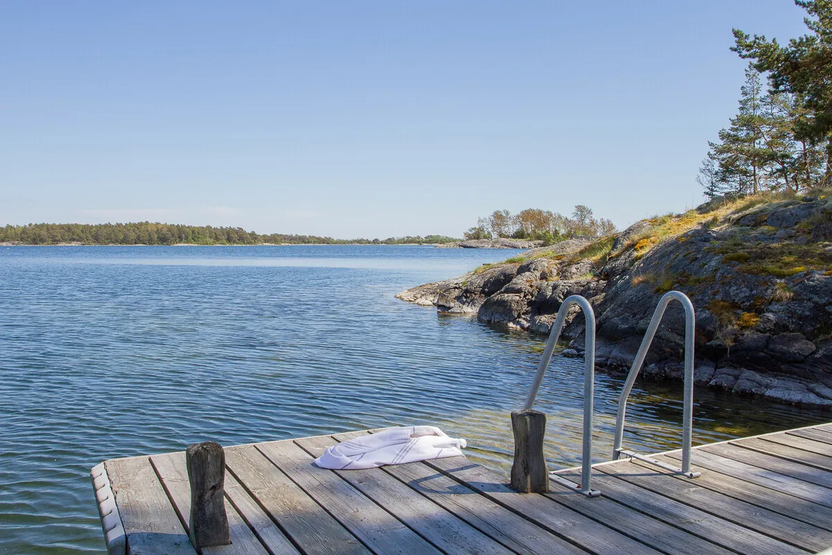 1960s Swedish Chalet on Expansive Island Lot with Garden and Parking - Image 4