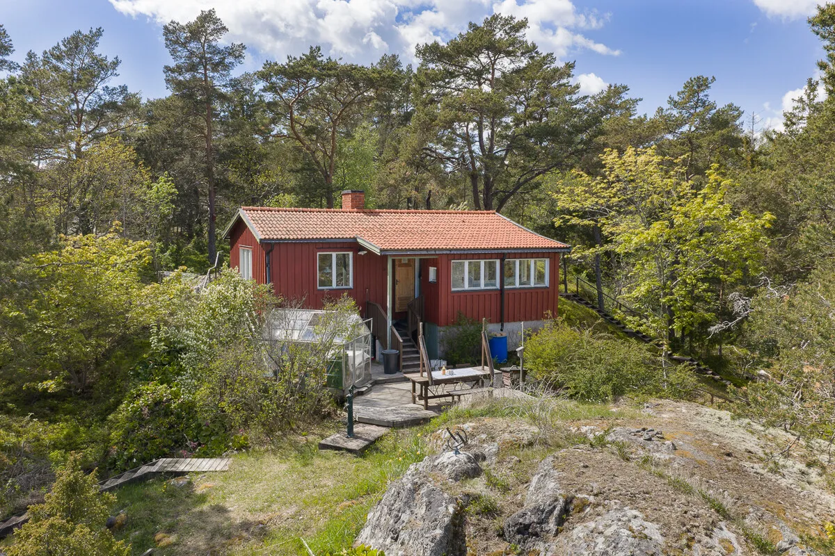 1960s Swedish Chalet on Expansive Island Lot with Garden and Parking - Image 5
