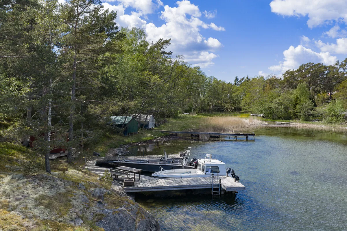 1960s Swedish Chalet on Expansive Island Lot with Garden and Parking - View image 6 of 37