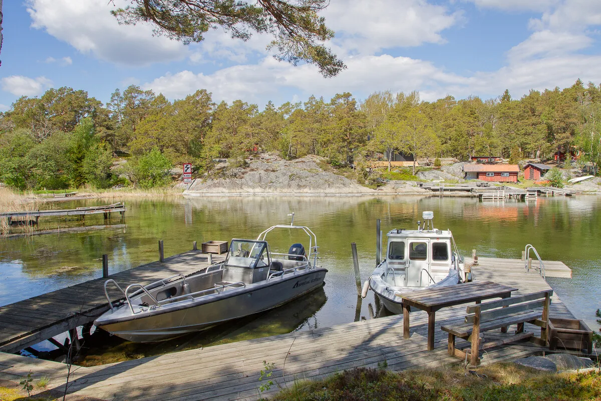 1960s Swedish Chalet on Expansive Island Lot with Garden and Parking - View image 7 of 37