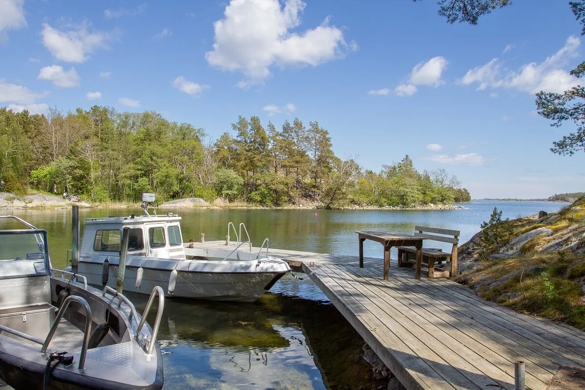 1960s Swedish Chalet on Expansive Island Lot with Garden and Parking - View image 8 of 37