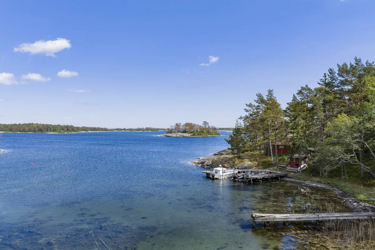 1960s Swedish Chalet on Expansive Island Lot with Garden and Parking - View image 9 of 37