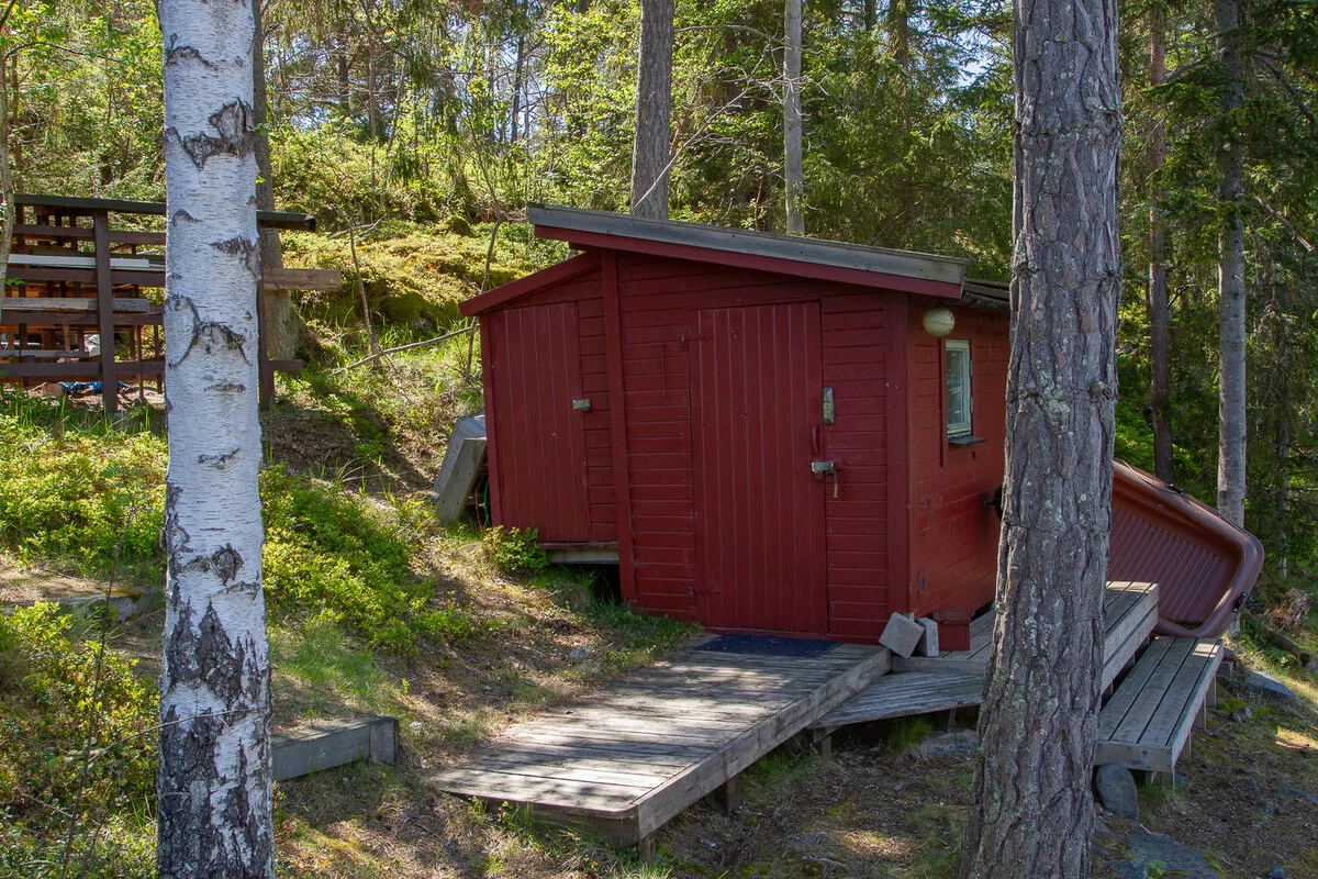 1960s Swedish Chalet on Expansive Island Lot with Garden and Parking - View image 10 of 37
