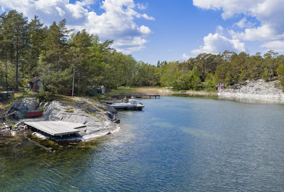 1960s Swedish Chalet on Expansive Island Lot with Garden and Parking - View image 12 of 37