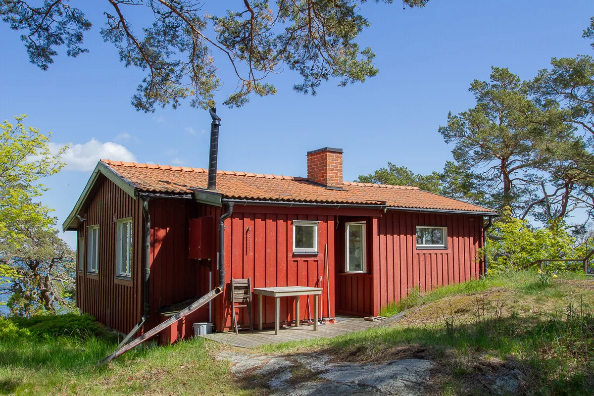 1960s Swedish Chalet on Expansive Island Lot with Garden and Parking - View image 14 of 37