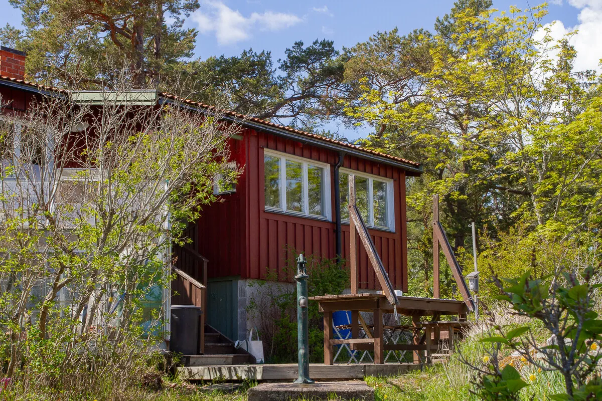 1960s Swedish Chalet on Expansive Island Lot with Garden and Parking - View image 15 of 37