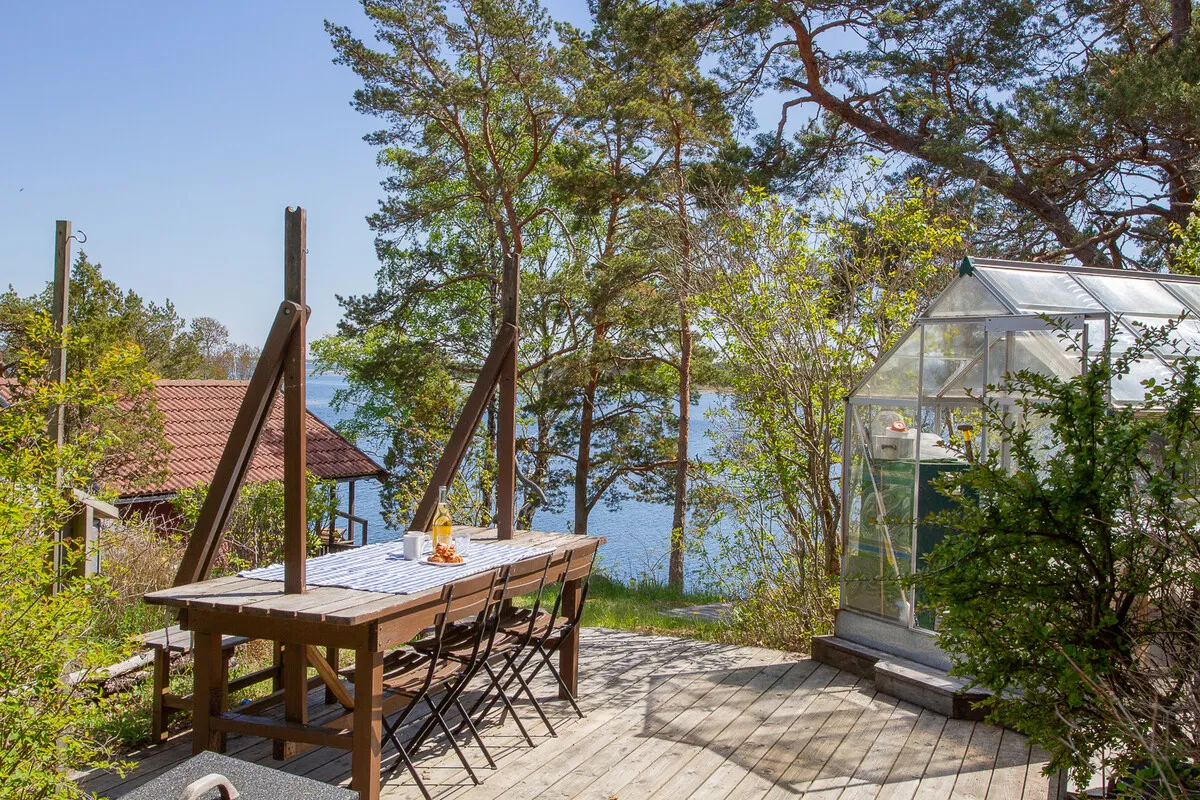 1960s Swedish Chalet on Expansive Island Lot with Garden and Parking - View image 16 of 37