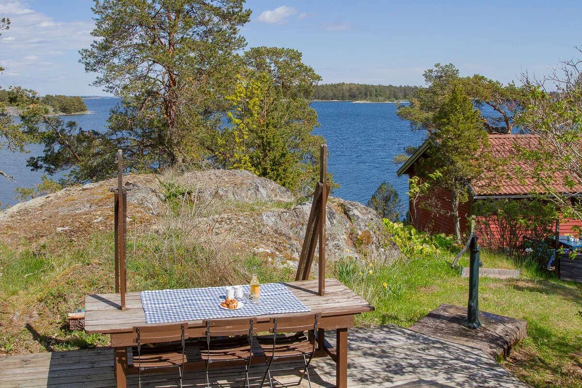 1960s Swedish Chalet on Expansive Island Lot with Garden and Parking - View image 17 of 37