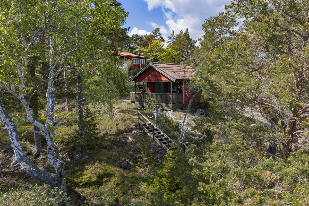 1960s Swedish Chalet on Expansive Island Lot with Garden and Parking - View image 20 of 37