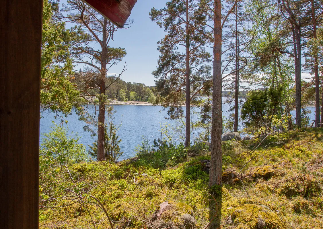 1960s Swedish Chalet on Expansive Island Lot with Garden and Parking - View image 22 of 37