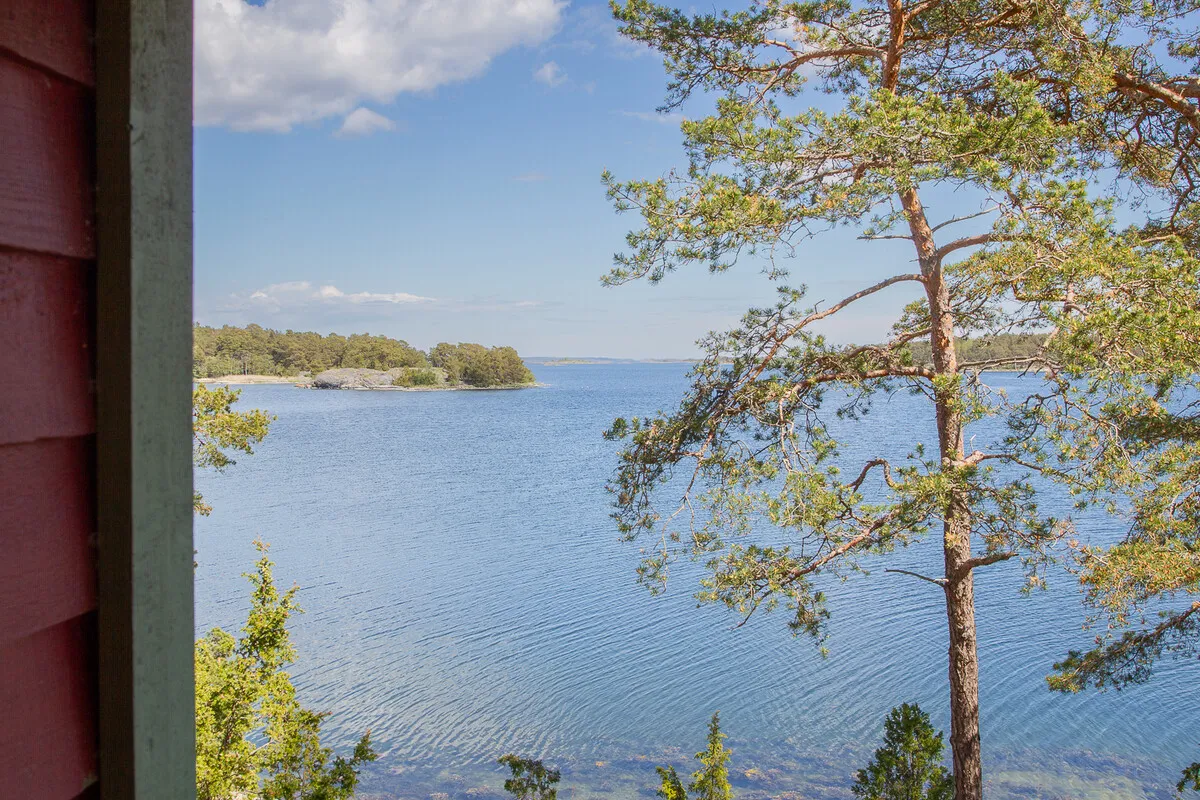 1960s Swedish Chalet on Expansive Island Lot with Garden and Parking - View image 26 of 37