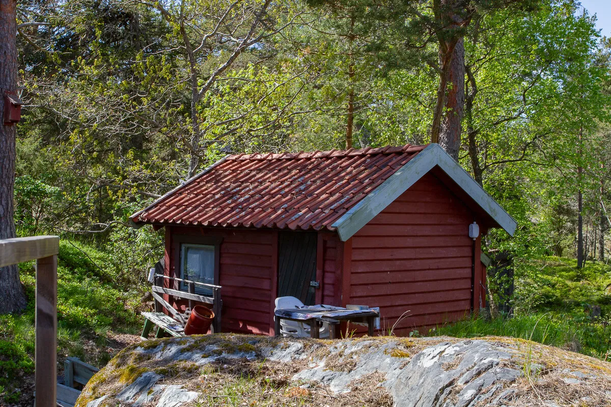 1960s Swedish Chalet on Expansive Island Lot with Garden and Parking - View image 29 of 37