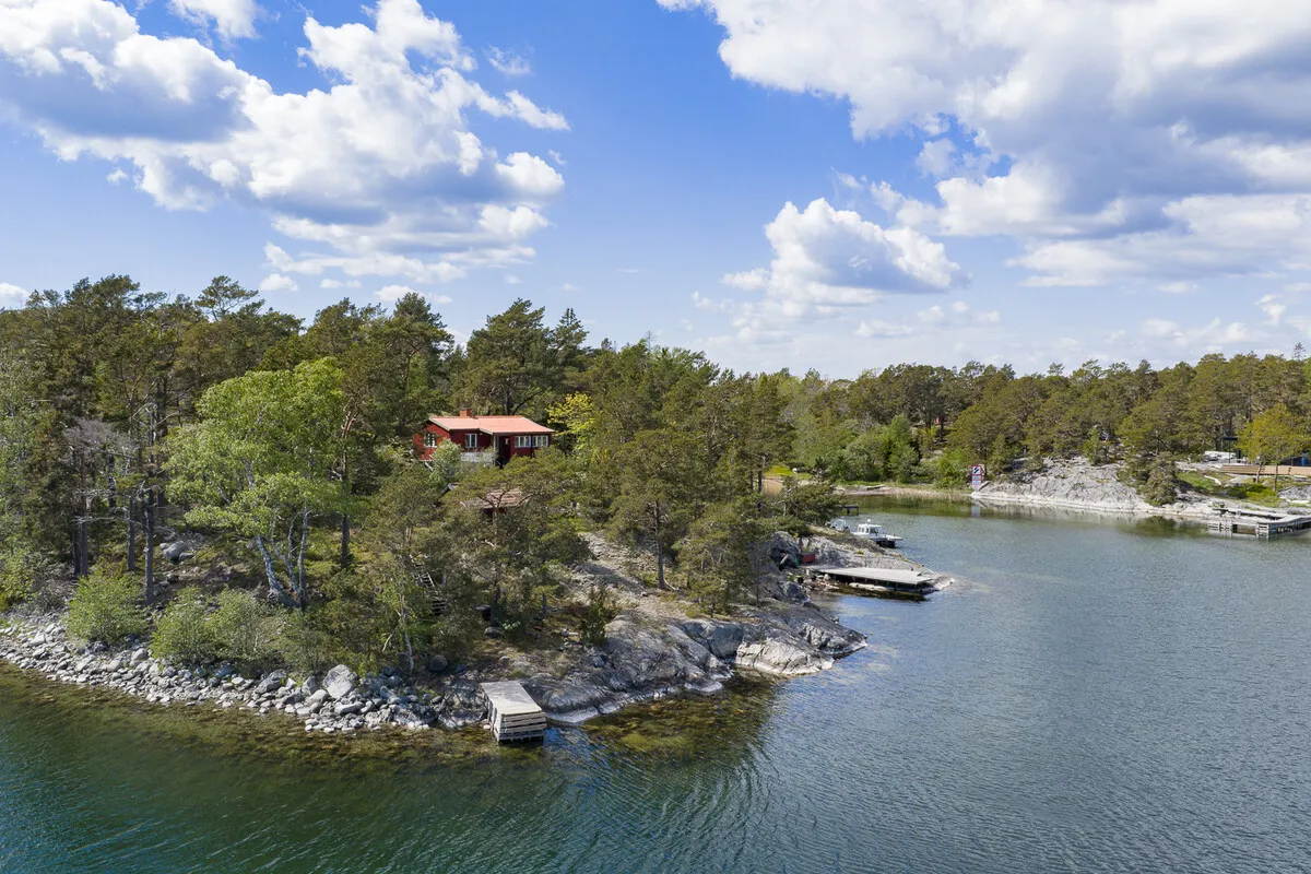 1960s Swedish Chalet on Expansive Island Lot with Garden and Parking - View image 31 of 37