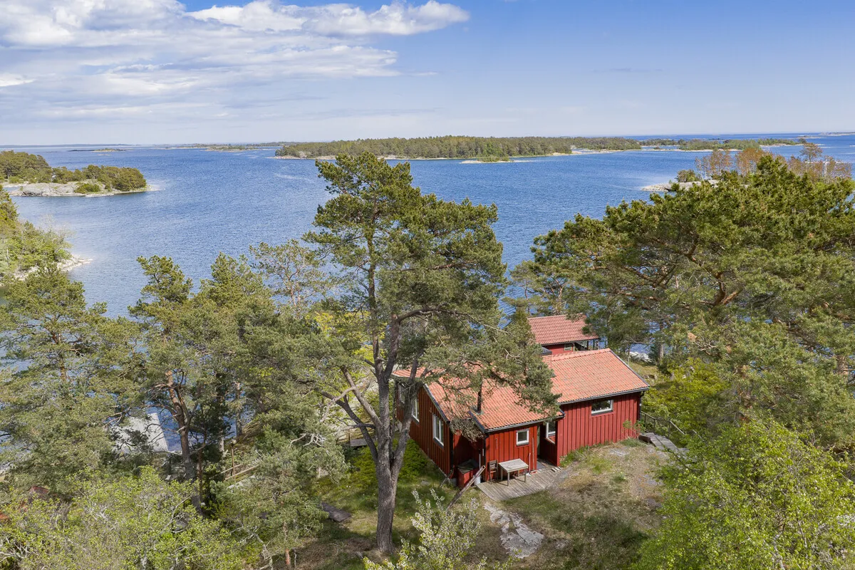 1960s Swedish Chalet on Expansive Island Lot with Garden and Parking - View image 32 of 37