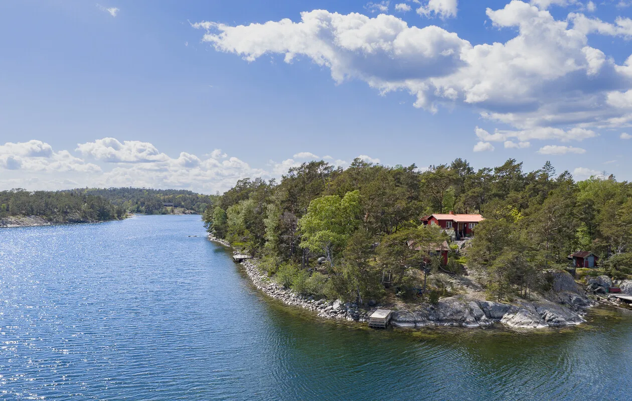1960s Swedish Chalet on Expansive Island Lot with Garden and Parking - View image 33 of 37
