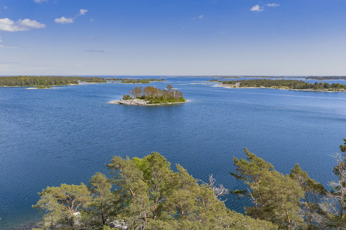 1960s Swedish Chalet on Expansive Island Lot with Garden and Parking - View image 34 of 37
