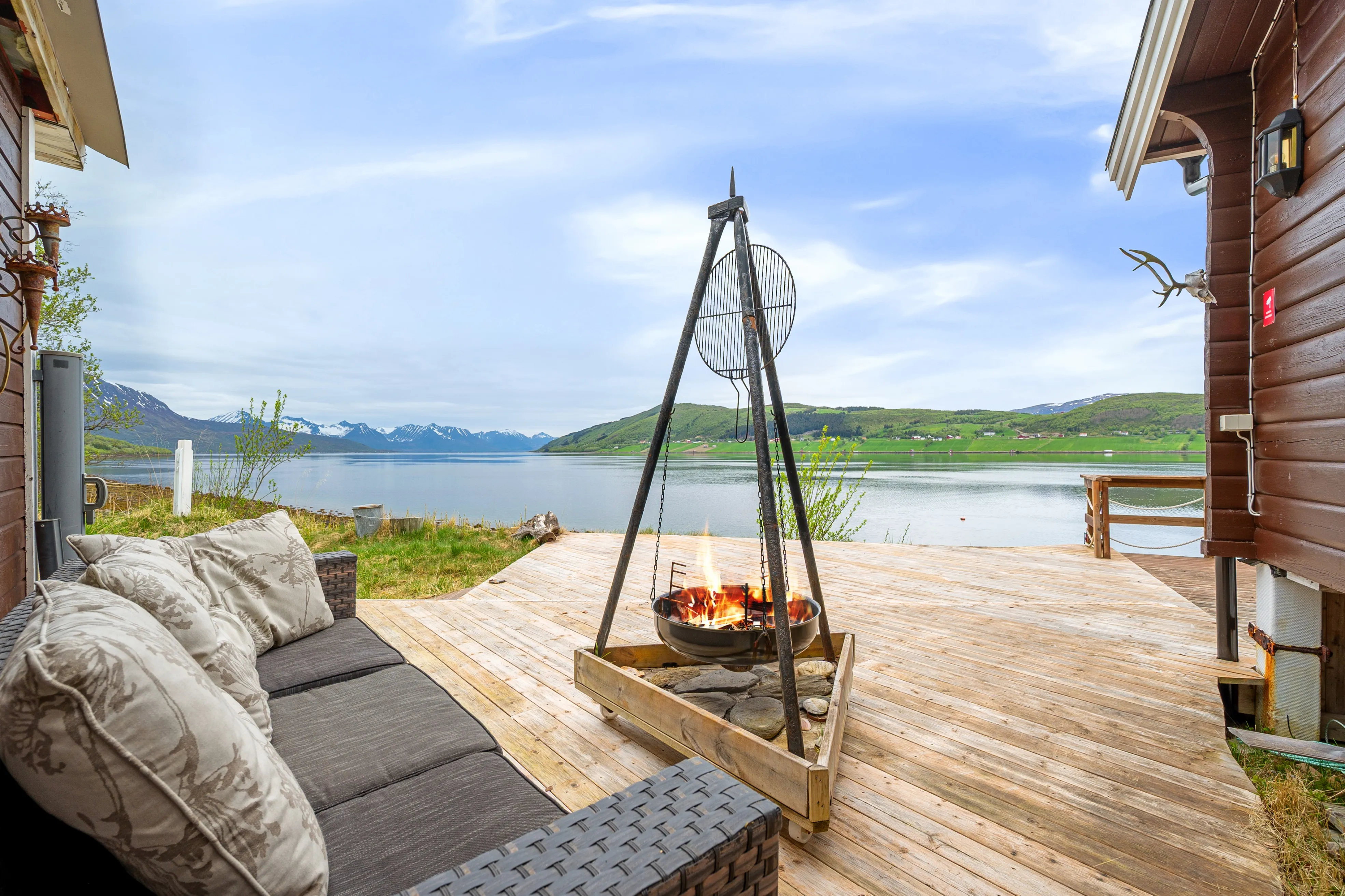 1970s Norwegian Cabin with Sea Views and Expansive Terrace - Image 2