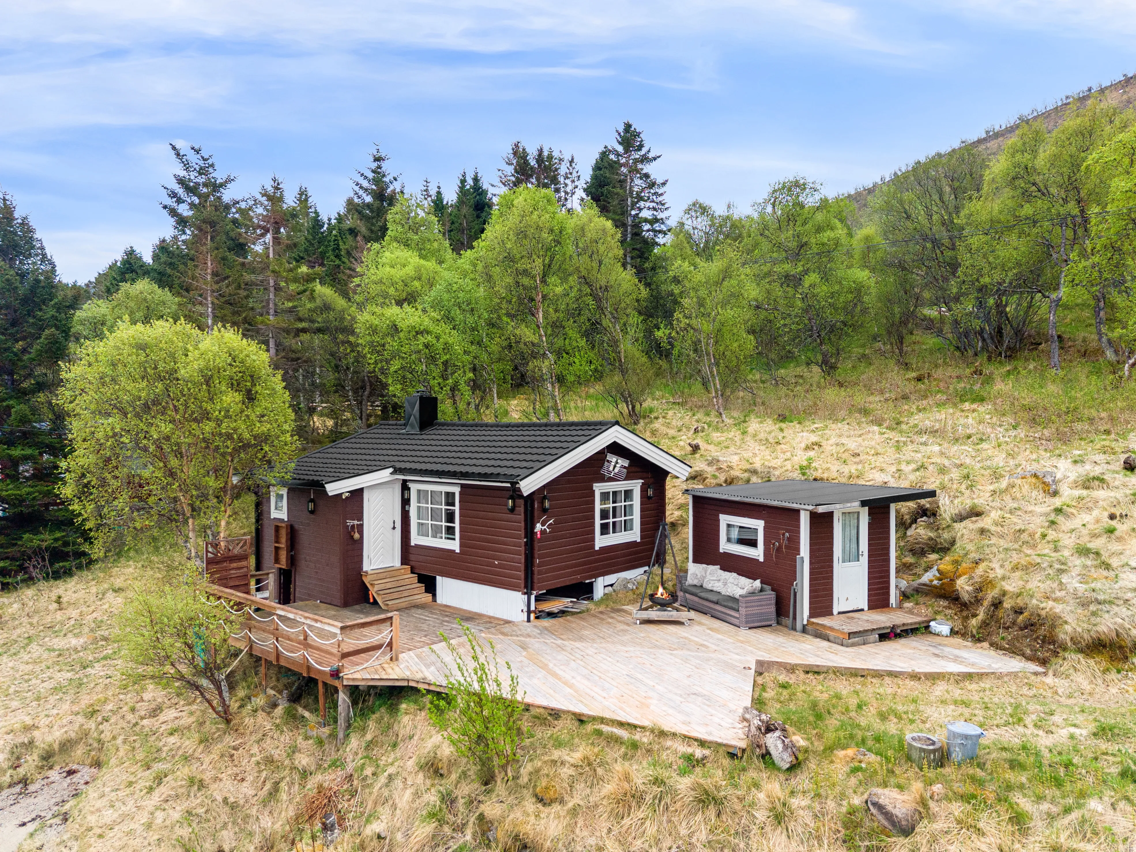 1970s Norwegian Cabin with Sea Views and Expansive Terrace - Image 1