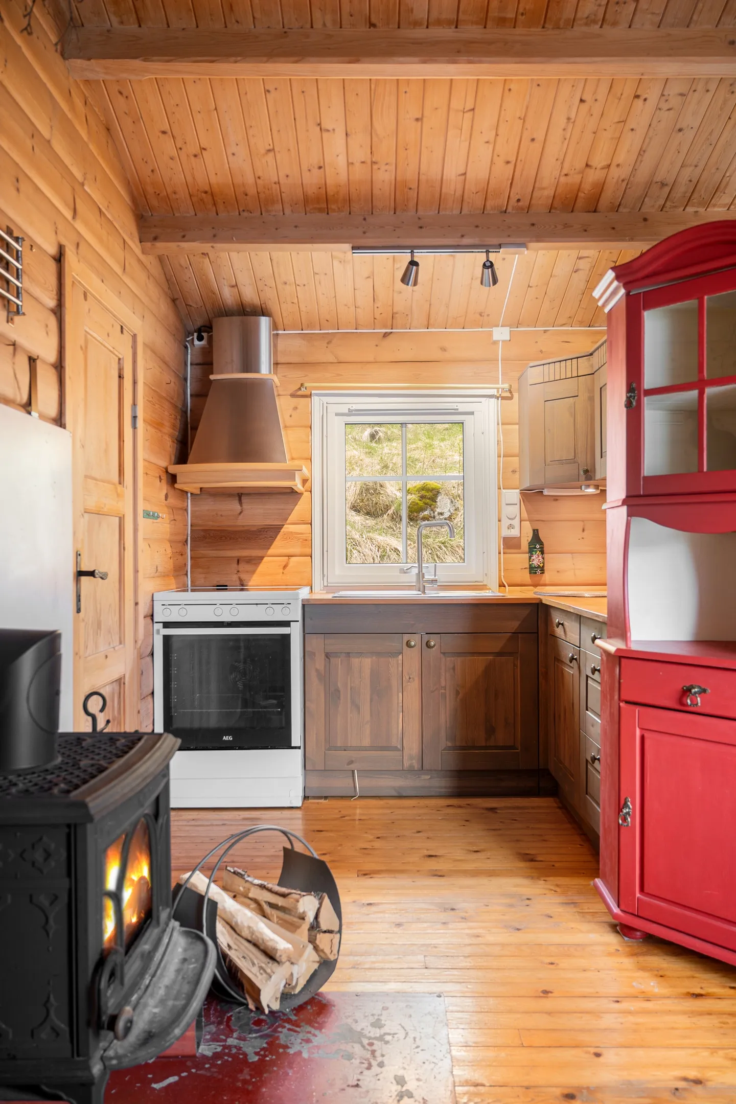 1970s Norwegian Cabin with Sea Views and Expansive Terrace - View image 12 of 29