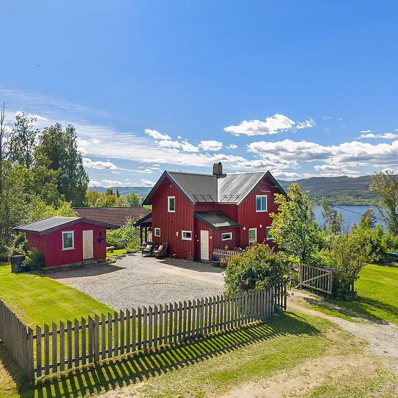 1980s Norwegian House with Expansive Gardens and Terrace in Espa